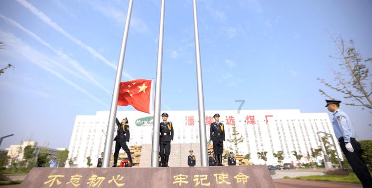 雪天路滑，女子开车刹车紧张程度100%，网友:前边大哥方向盘都快捏碎了